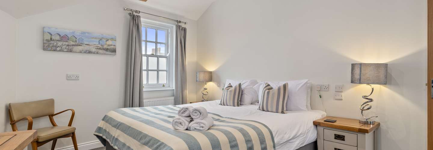 Billycan Penthouse - Tenby town, close to beaches and shops