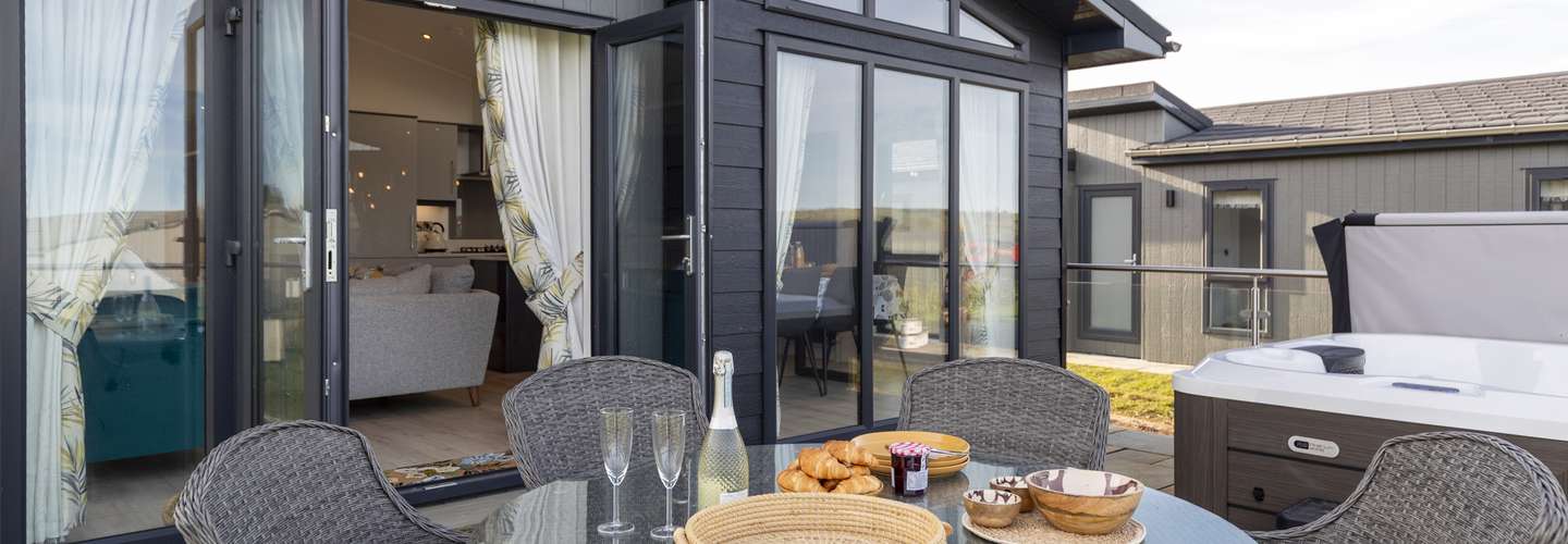 Bryn Hafod - Luxury Lodge, Hot Tub, Walk to Beach