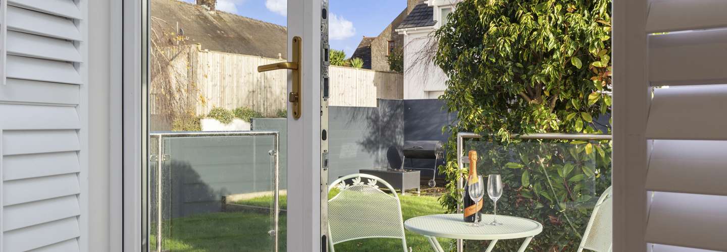 Daisy Cottage - St Florence, Parking,