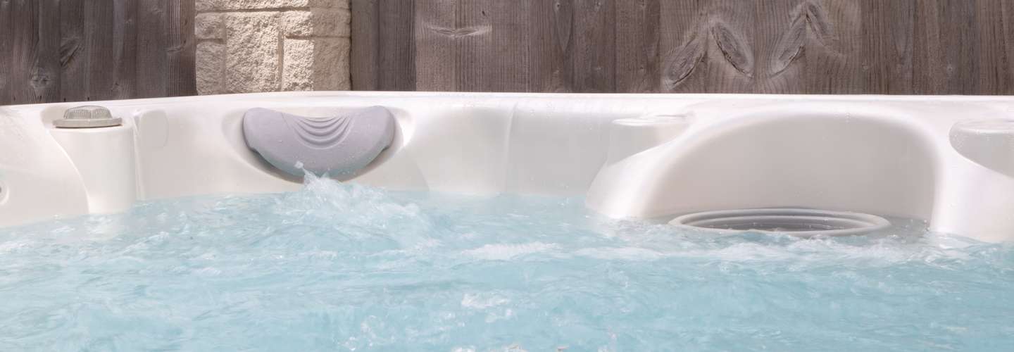 Glynmar - Sea glimpses, hot tub, pool table, parking
