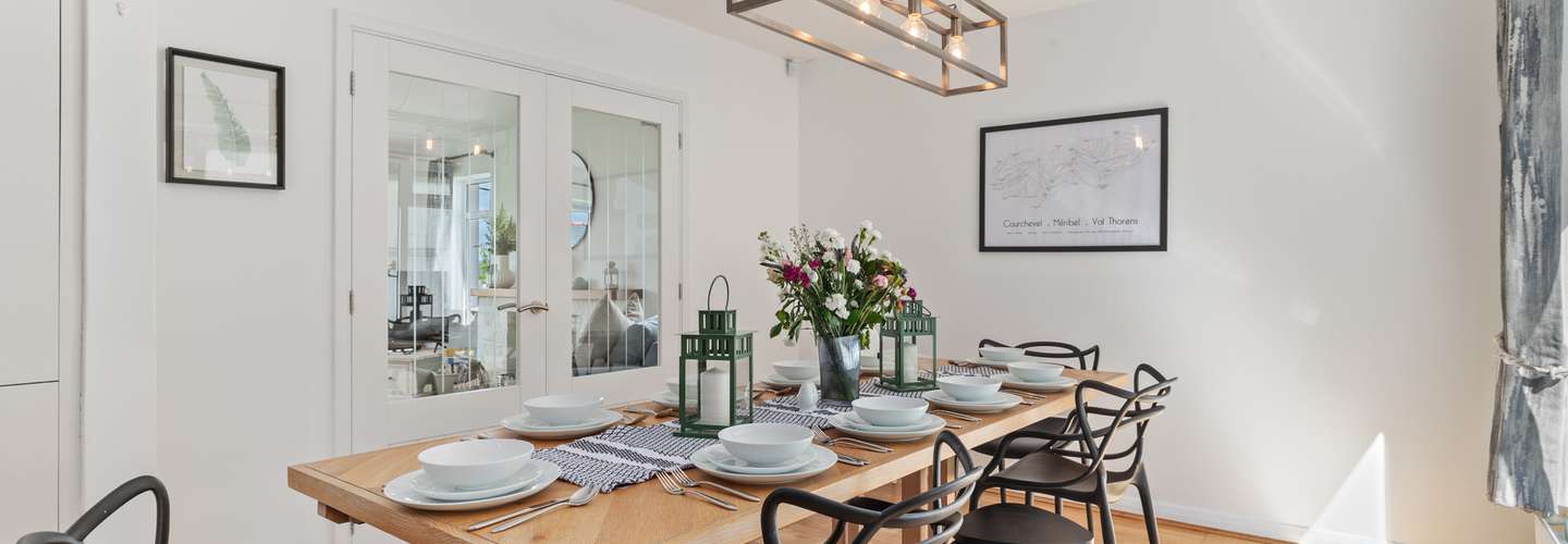 Glynmar - Sea glimpses, hot tub, pool table, parking
