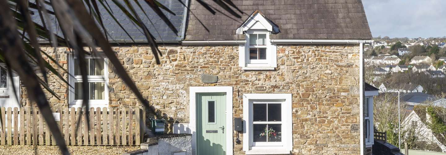 Hill Cottage - Saundersfoot, Sea Views, with Parking