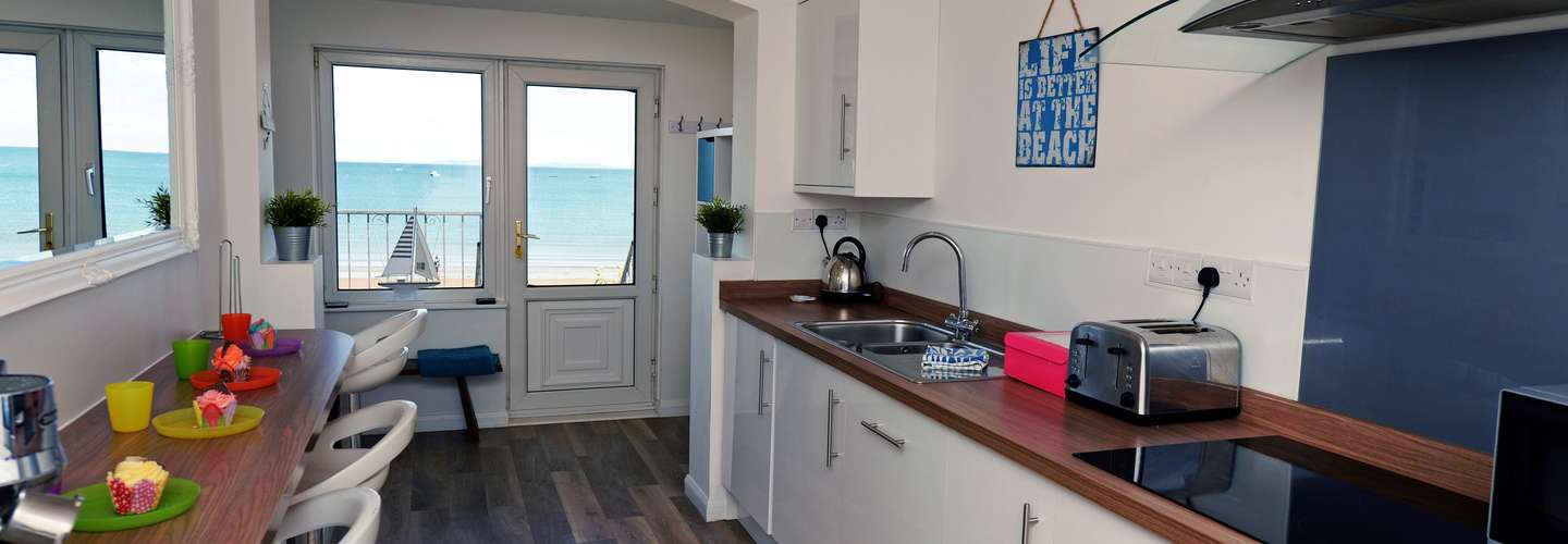Gone to the Beach - Sea Views, Direct Beach Access - kitchen2