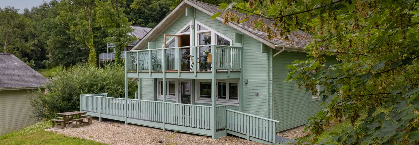 Everwyn Lodge - Woodland Lodge with Hot Tub - Luxury Lodge with hot tub near tenby