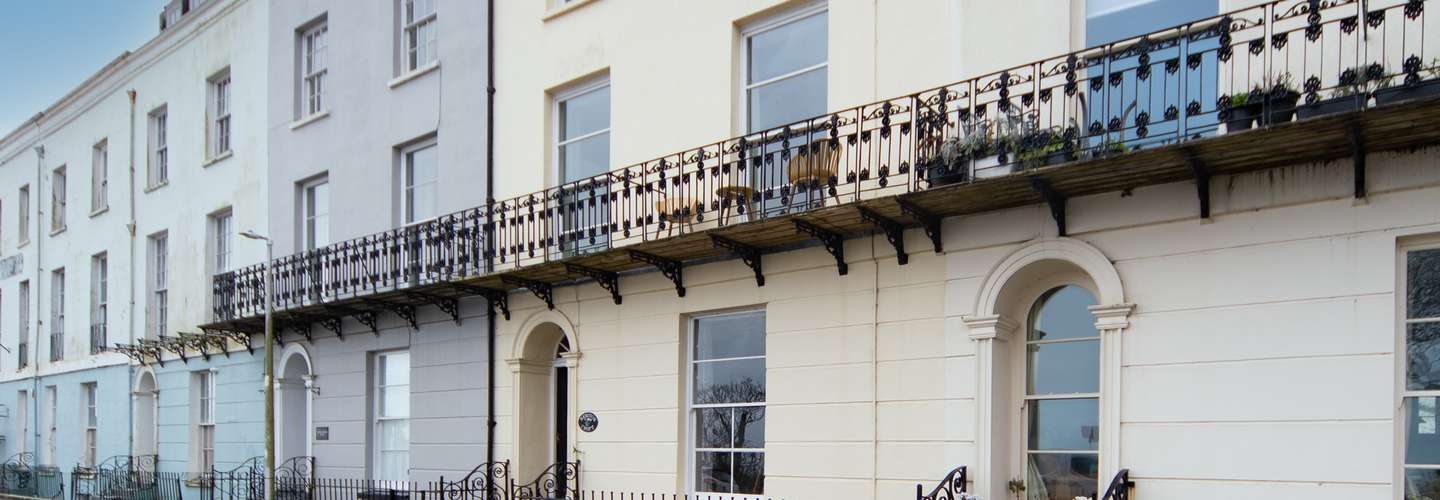 Newton's Cradle - Seafront, Close to beach and town