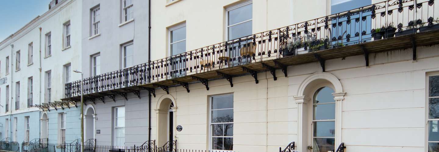 Newton's Cradle -  Seafront, Close to Beach - Seafront, Close to beach and town