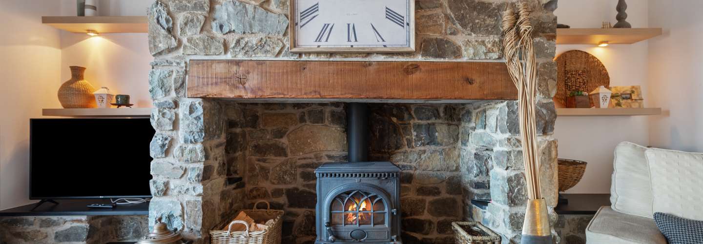 Oaktree Lodge - hot tub, sea views, luxury cottage, Log Burner