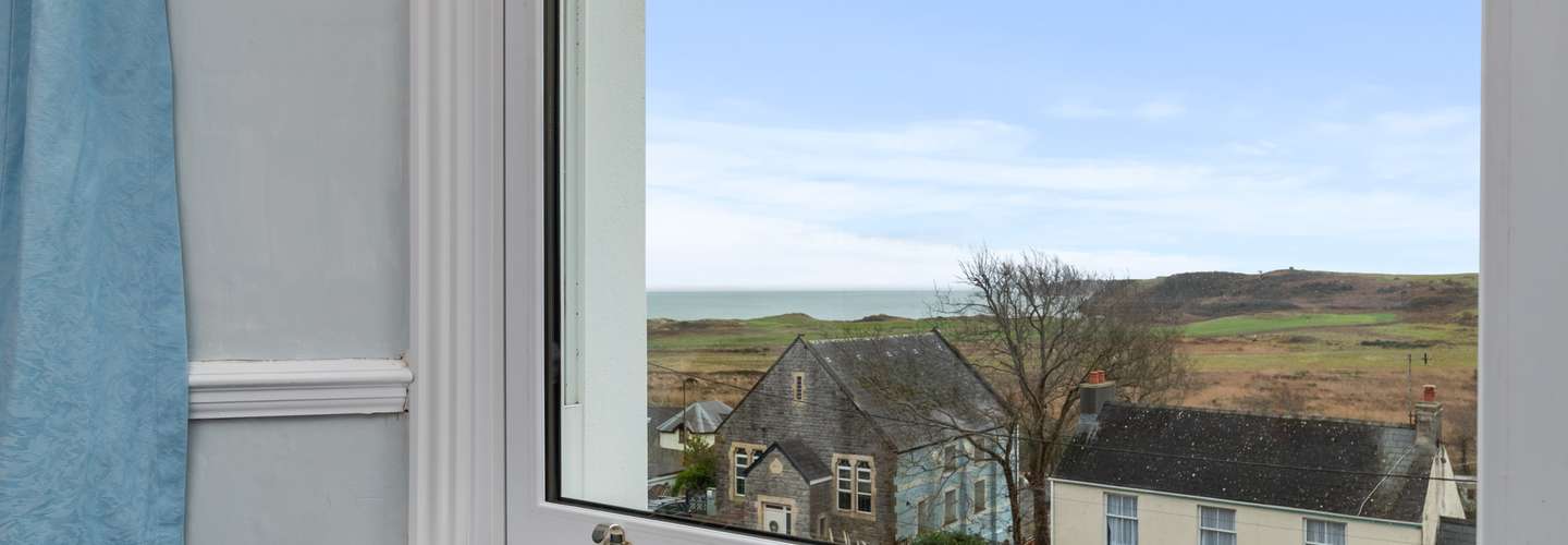 Penalun House - Short walk to beach