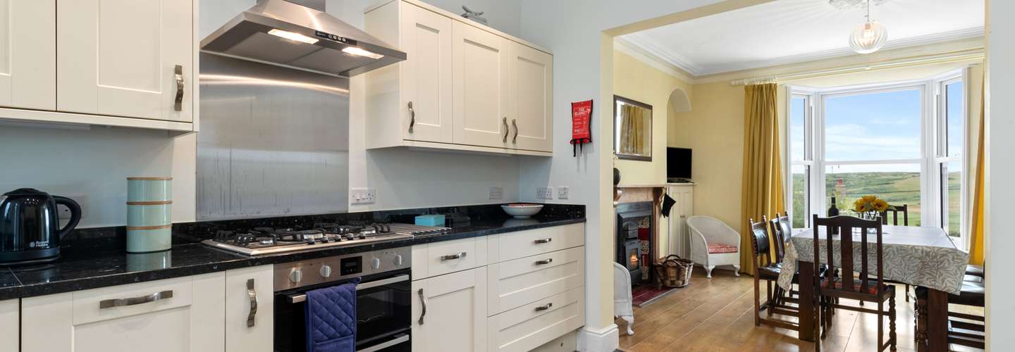 Penalun House - Beautiful Sea Views - Short walk to beach