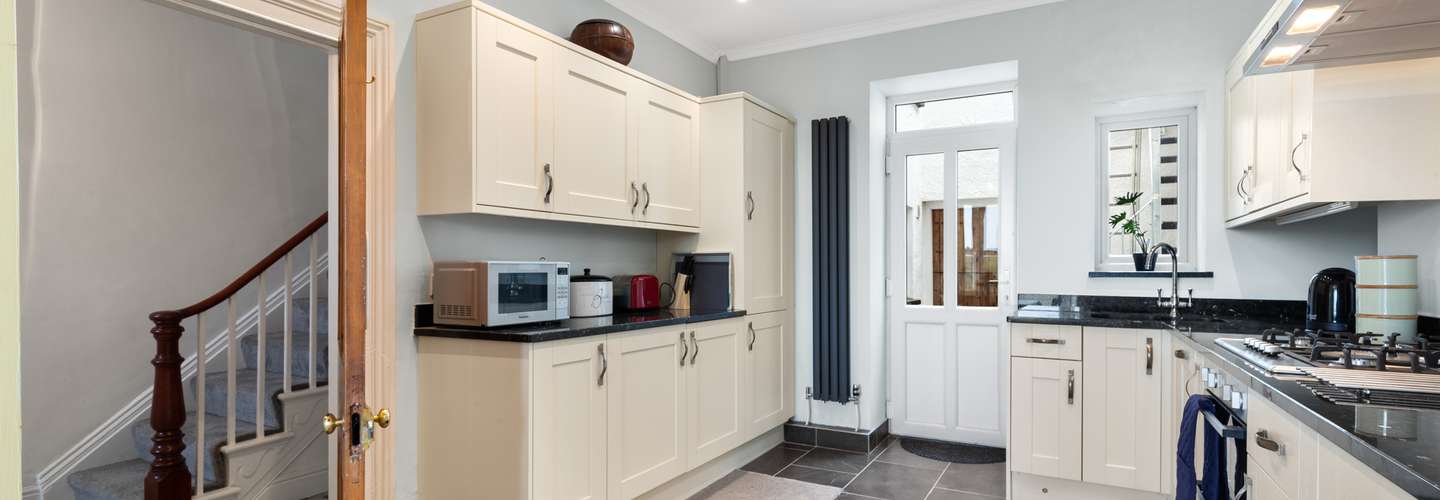 Penalun House - Beautiful Sea Views - Short walk to beach