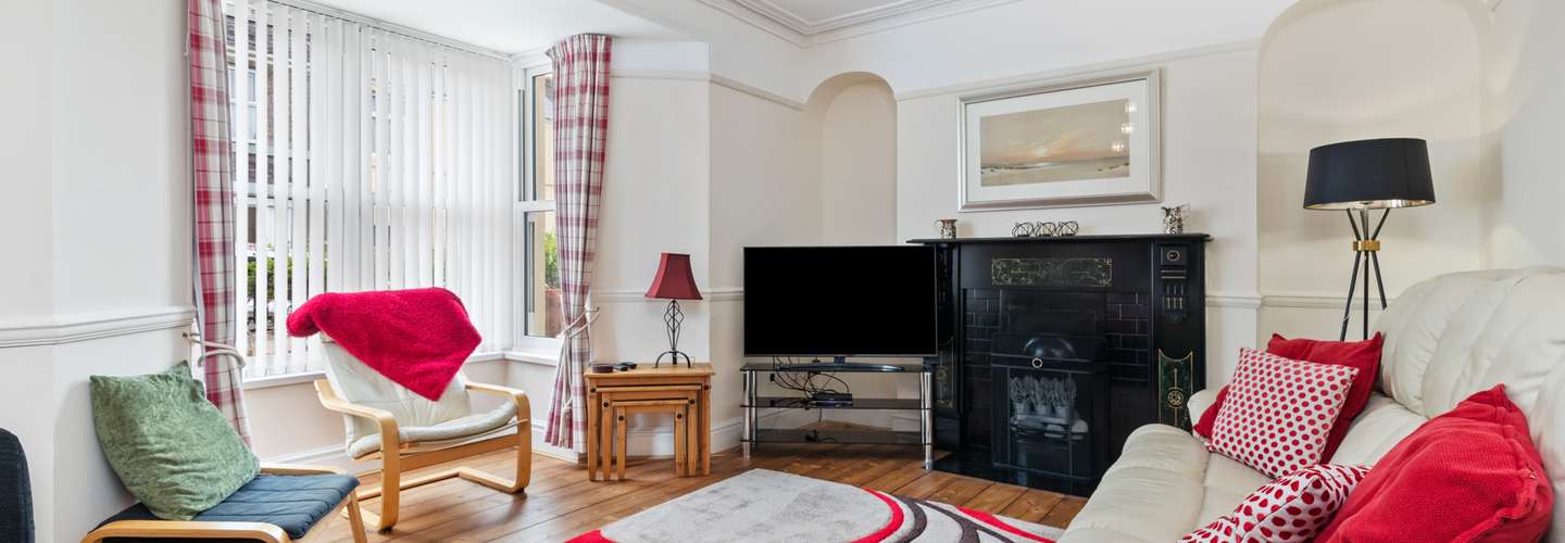 Penlan - Close to Town and Beaches - Tenby, close to town and beaches