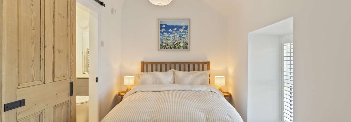 Rose Cottage - Sea Views, Hot Tub, Log Burner