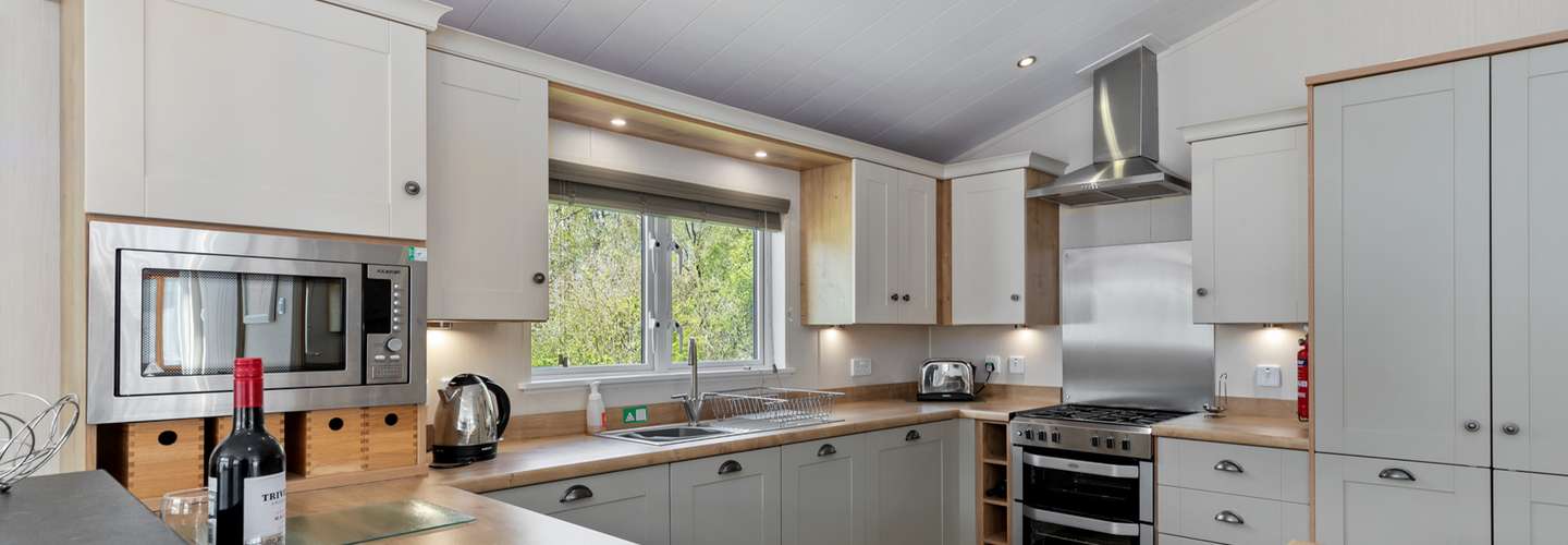 St Mary's View - Luxury Lodge, Short Walk to Beach, Parking