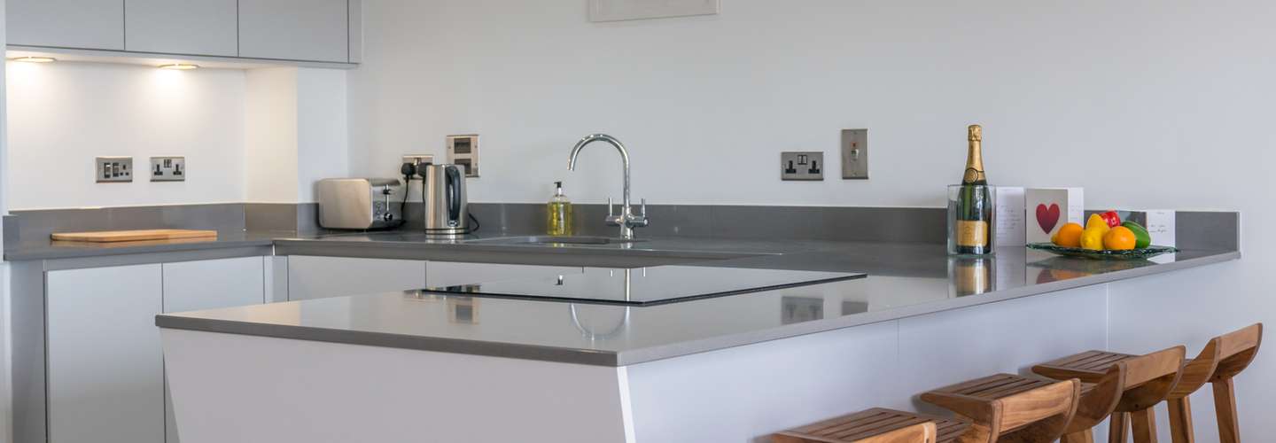 Apartment 3 Waterstone House - Sea Front Apartment, Hot Tub - break bar