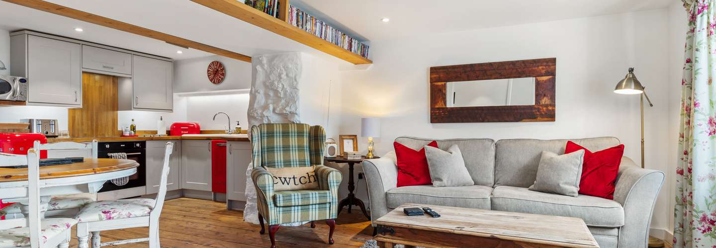 The Cwtch Apartment - Sea Views, Close to Beach - The Cwtch - Luxury Cottage, Sea Views, Pet Friendly