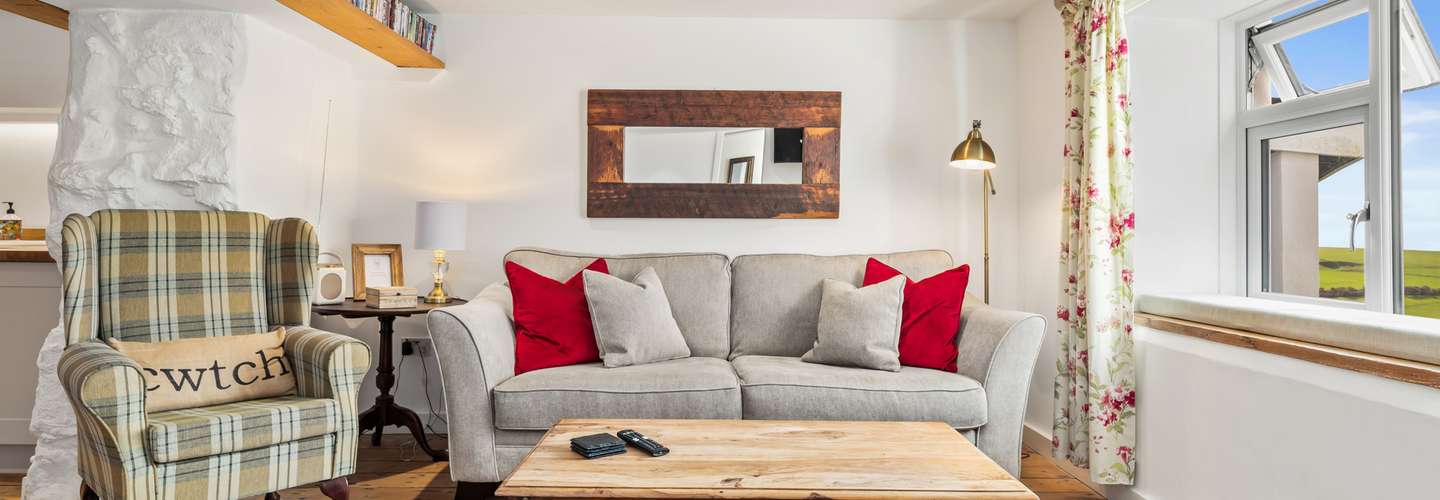 The Cwtch Apartment - Sea Views, Close to Beach - The Cwtch - Luxury Cottage, Sea Views, Pet Friendly