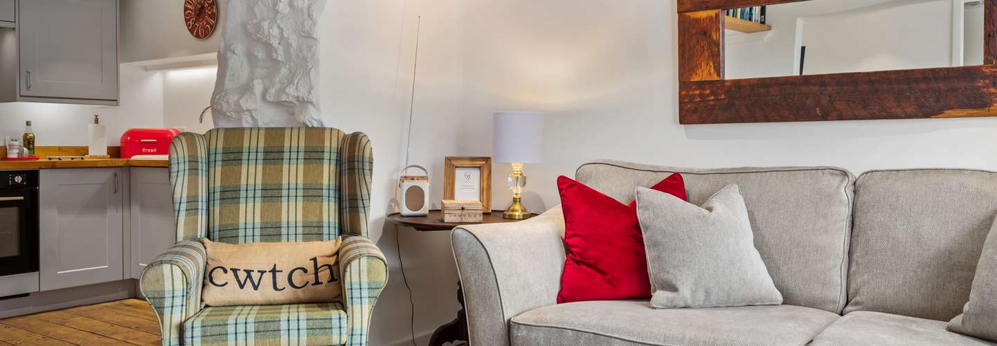 The Cwtch Apartment - Sea Views, Close to Beach - The Cwtch - Luxury Cottage, Sea Views, Pet Friendly