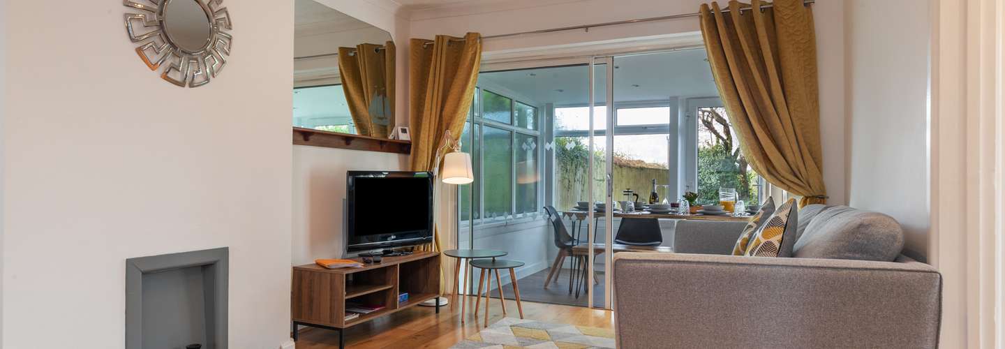 Ty Gwyn - Cottage with Hot Tub, Parking, Dog Friendly