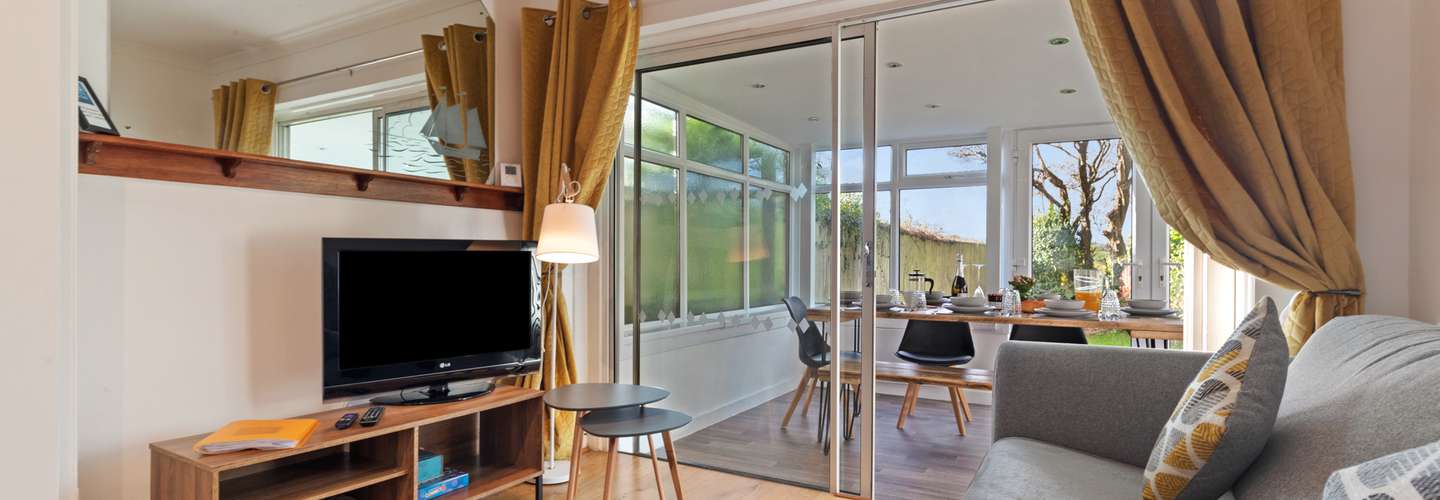 Ty Gwyn - Cottage with Hot Tub, Parking, Dog Friendly