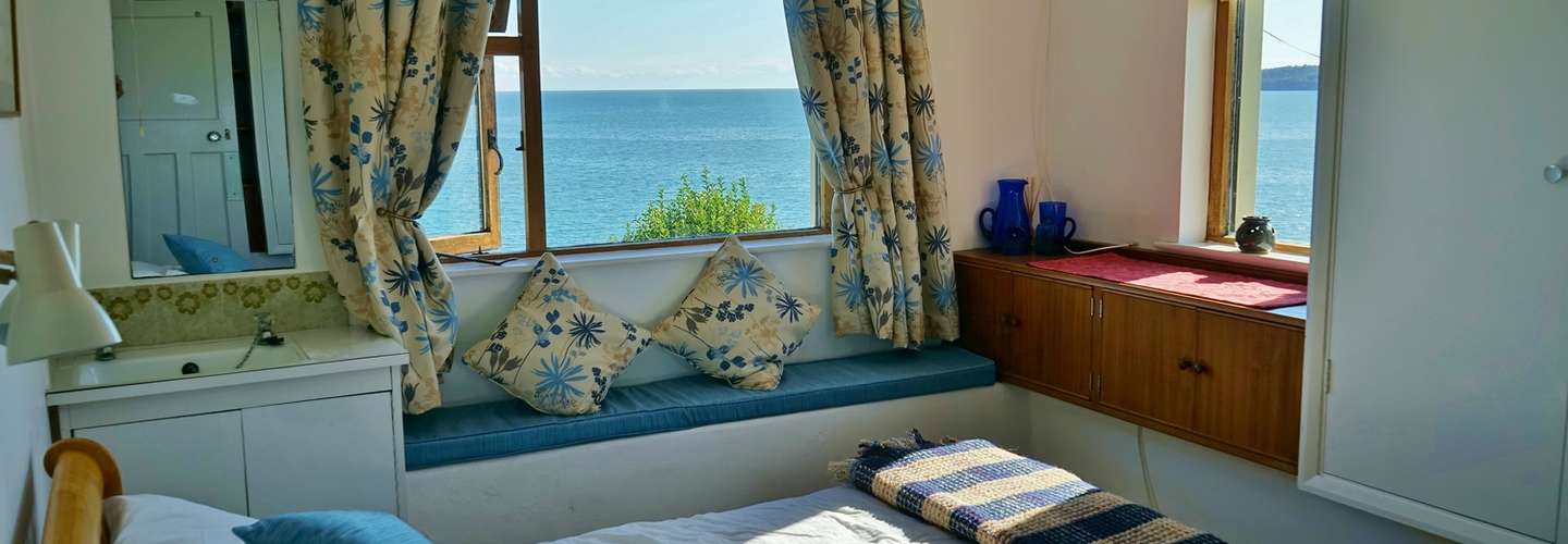 The Cottage - Sea Views, Direct Access to Beach - bed 2