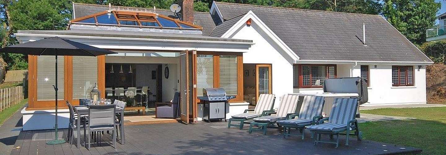 Oaktree Lodge - hot tub, sea views, luxury cottage, Log Burner