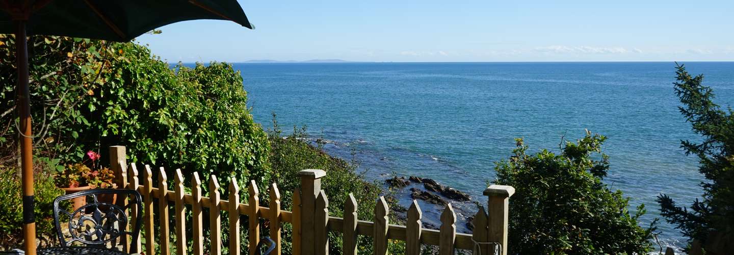 The Cottage - Sea Views, Direct Access to Beach - garden