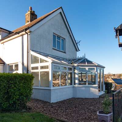 Four Oaks - Sea Views, Parking, Enclosed Garden, Dog Friendly
