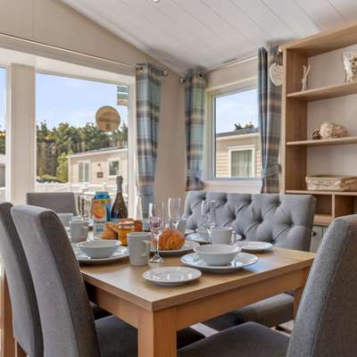 St Mary's View - Luxury Lodge, Short Walk to Beach, Parking