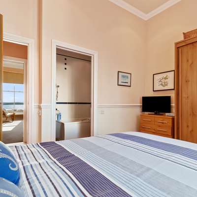 7 South Beach Court - Sea Front Apartment with Spectacular Sea Views
