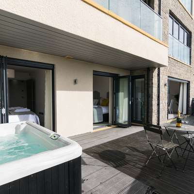 Apartment 3 Waterstone House - Sea Front with Hot Tub