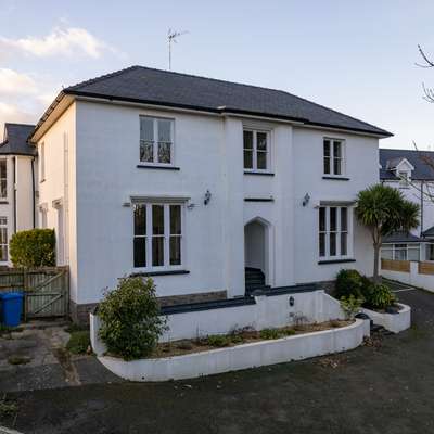 Apartment 4 St Mary's House - Tenby Apartment with Parking