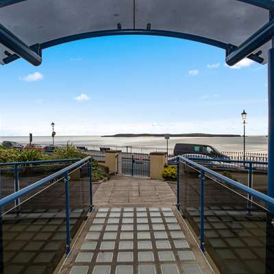 7 South Beach Court - Sea Front Apartment with Spectacular Sea Views