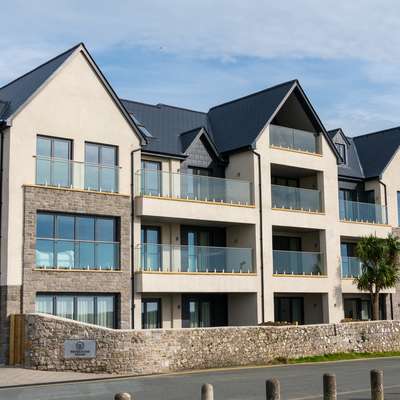 Apartment 3 Waterstone House - Sea Front with Hot Tub