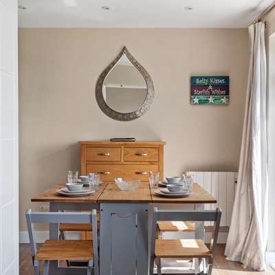 Salty Kisses - Sea Front Apartment