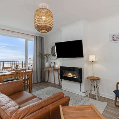 Sea Urchins Apartment - Sea front apartment with views, pet friendly