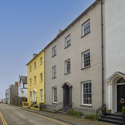 2 Olive Buildings - Close to Town and Beach