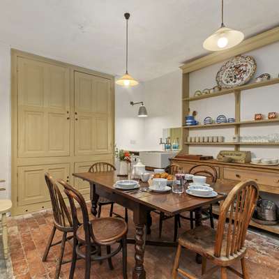 2 Olive Buildings - Close to Town and Beach