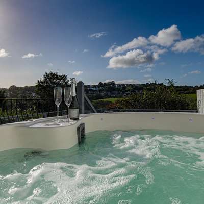 Cartref - Beautiful Cottage, Hot Tub, Countryside Views