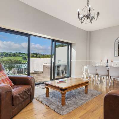 Cartref - Beautiful Cottage, Hot Tub, Countryside Views