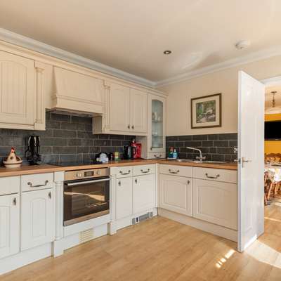 Sunningdale - Beach House, Sea Views, Parking