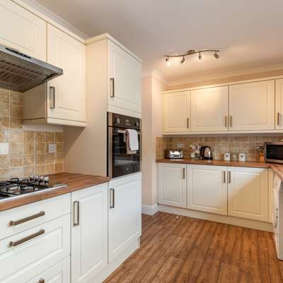 Castaway Lodge - Close to Beach, Lovely Lodge with Veranda - Luxury Lodge, Close to Beach, Parking