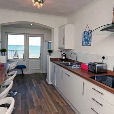 Gone to the Beach - Sea Views, Direct Beach Access