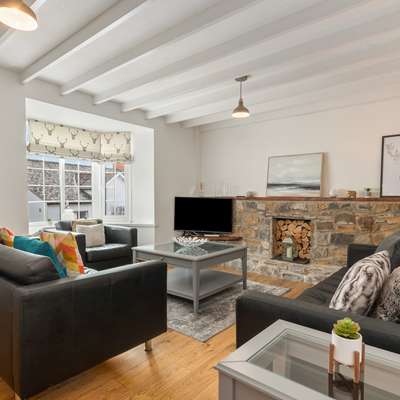 Ivydene Cottage - Beautiful Cottage, Stone Throw from Beach, Wonderful Sea Views