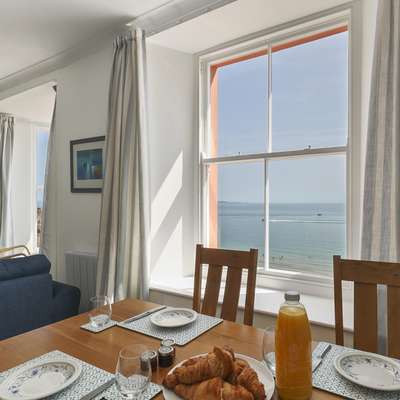 5 Paragon Court - Sea Front Apartment