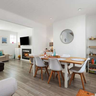 Comfrey Cottage - Lovely Cottage Near the Beach