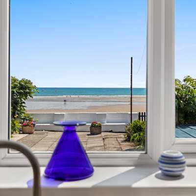 Strand Cottage - Direct Beach Access - Saundersfoot property, direct beach access