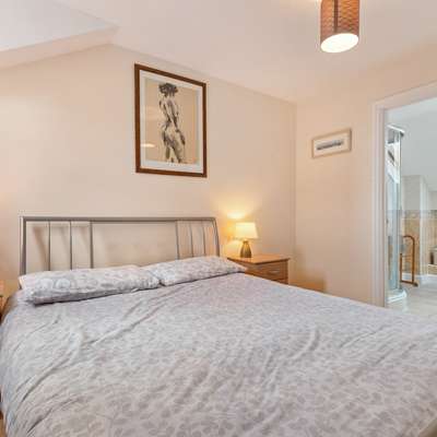 Arcadia House - Lovely Apartment, Close to Beaches, Harbour and Town Centre