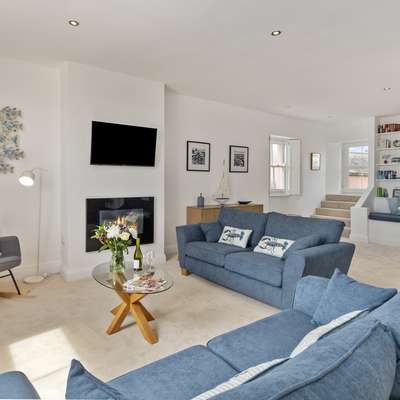 8 Paragon Court - Penthouse, Sea Views