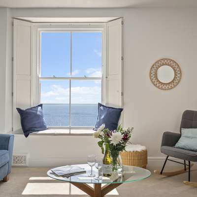 8 Paragon Court - Penthouse, Sea Views