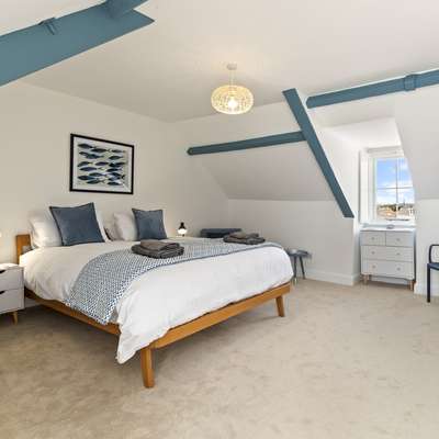 8 Paragon Court - Penthouse, Sea Views